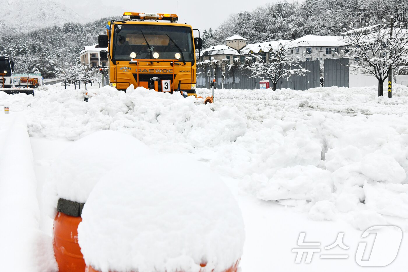 본문 이미지 - 3일 폭설이 내린 강원 속초시 설악산국립공원 주차장에서 제설작업이 진행되고 있다.(속초시 제공, 재판매 및 DB 금지) 2026.3.3