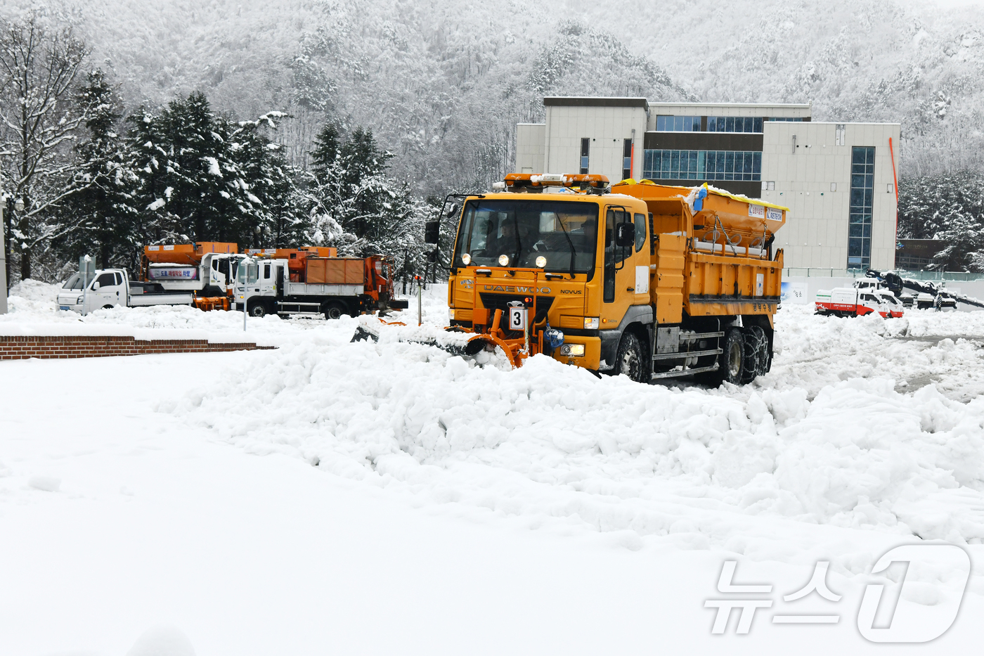(속초=뉴스1) 윤왕근 기자 = 3일 폭설이 내린 강원 속초시 설악산국립공원 주차장에서 제설작업이 진행되고 있다.(속초시 제공, 재판매 및 DB 금지) 2026.3.3/뉴스1