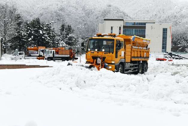 눈 내린 설악산서 제설작업