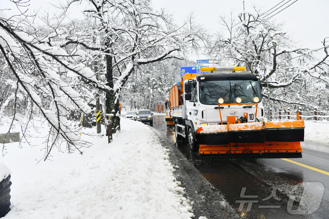 (속초=뉴스1) 윤왕근 기자 = 3일 폭설이 내린 강원 속초시 설악산국립공원 주차장에서 제설작업이 진행되고 있다.(속초시 제공, 재판매 및 DB 금지) 2026.3.3/뉴스1