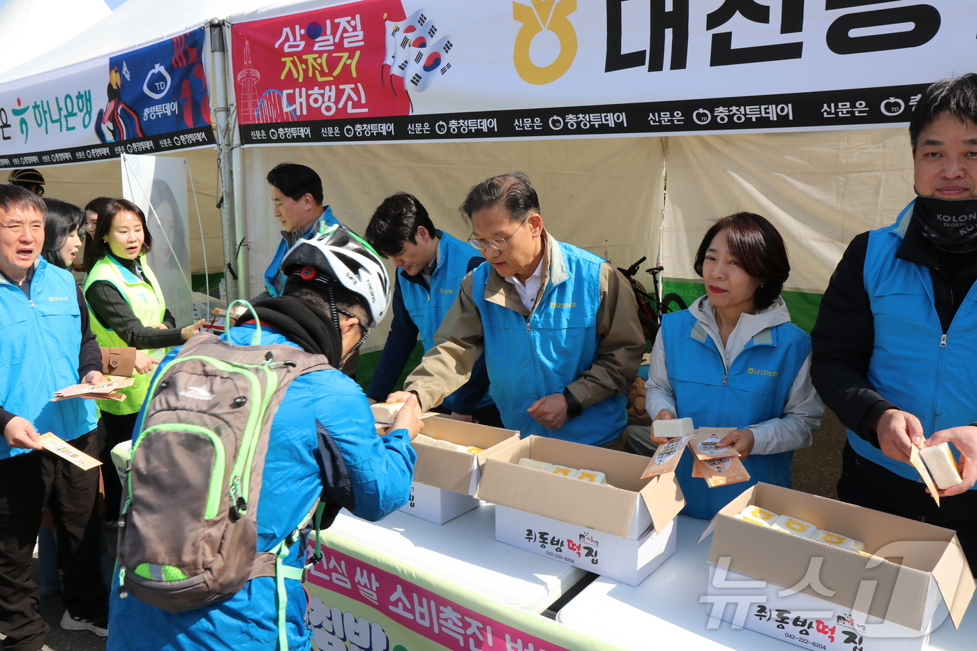 (대전=뉴스1) 이동원 기자 = 대전농협(본부장 박재명)은 지난 1일, 엑스포시민광장에서 제27회 3·1절 자전거대행진에 참석한 대전시민을 대상으로 농심천심 쌀 소비촉진 캠페인을 …