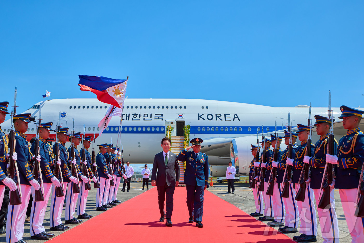 (마닐라(필리핀)=뉴스1) 허경 기자 = 이재명 대통령이 3일(현지시간) 필리핀 마닐라 빌라모어 군공항에 도착한 후 이동하고 있다. (공동취재) 2026.3.3/뉴스1