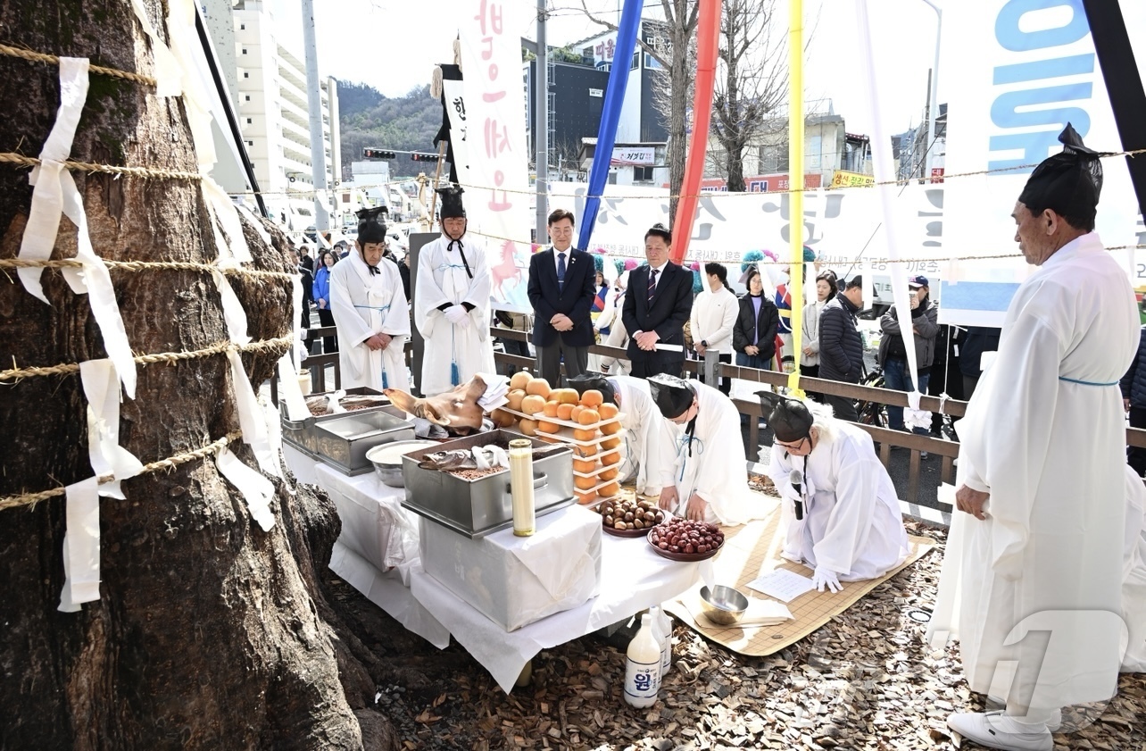 (대전=뉴스1) 김기태 기자 = 정월대보름을 맞아 3일 대전 중구 대사동에서 마을의 안녕과 주민 화합을 기원하는 ‘한절골 당산제’가 봉행되고 있다.(대전 중구 제공. 재판매 및 D …