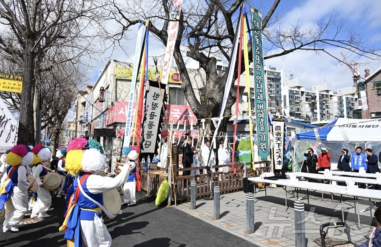 (대전=뉴스1) 김기태 기자 = 정월대보름을 맞아 3일 대전 중구 대사동에서 마을의 안녕과 주민 화합을 기원하는 ‘한절골 당산제’가 봉행되고 있다.(대전 중구 제공. 재판매 및 D …