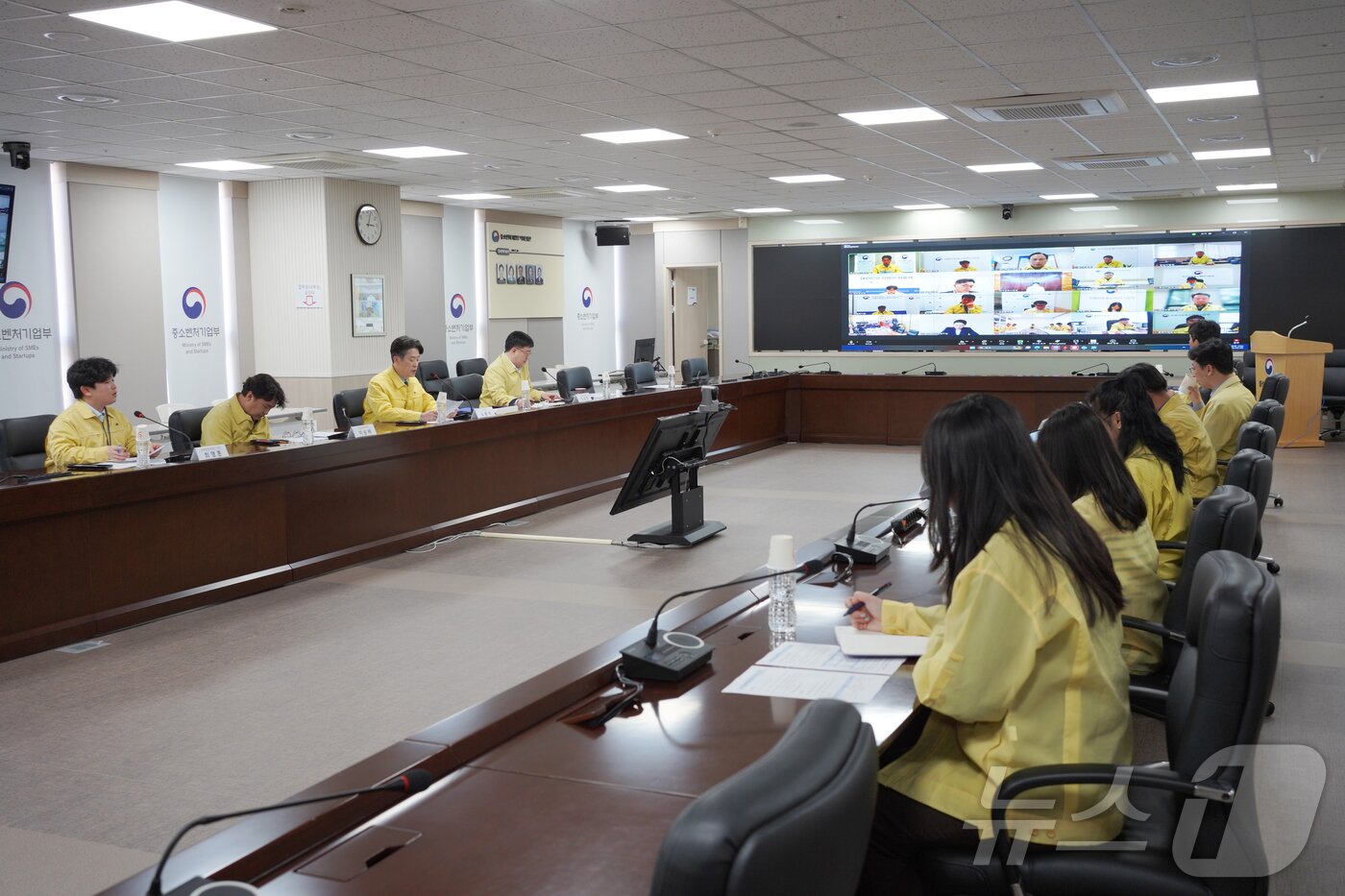 본문 이미지 - 노용석 중소벤처기업부 제1차관이 3일 세종 청사에서 ‘중동 상황 관련 중소기업 피해·애로 대응 점검 회의’를 주재하고 있다. (중소벤처기업부 제공. 재판매 및 DB 금지) 2026.3.3 ⓒ 뉴스1