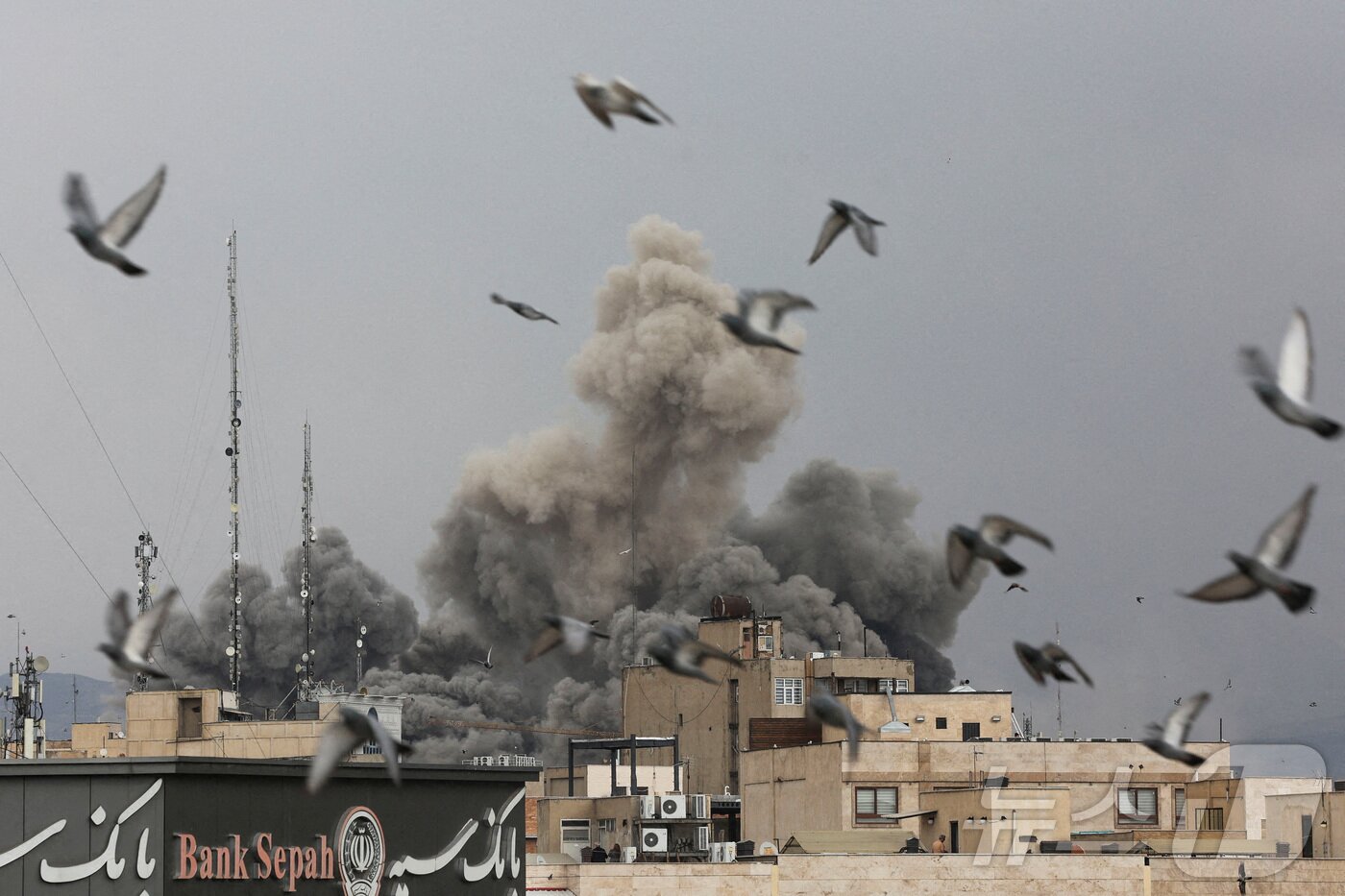 본문 이미지 - 미국과 이스라엘이 2일(현지시간) 이란의 수도 테헤란을 공습하는 장면. 2026.3.2 ⓒ 로이터=뉴스1