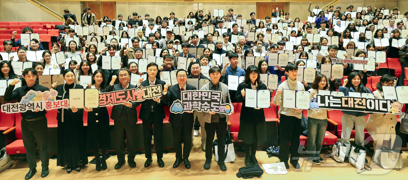 (대전=뉴스1) 이동원 기자 = 이장우 대전시장이 3일 오후 시청 대강당에서 ‘2026년 소셜미디어 기자단, 글로벌 서포터즈, 대학생 홍보단 및 홍보대사 합동 위촉식’에 참석했다. …