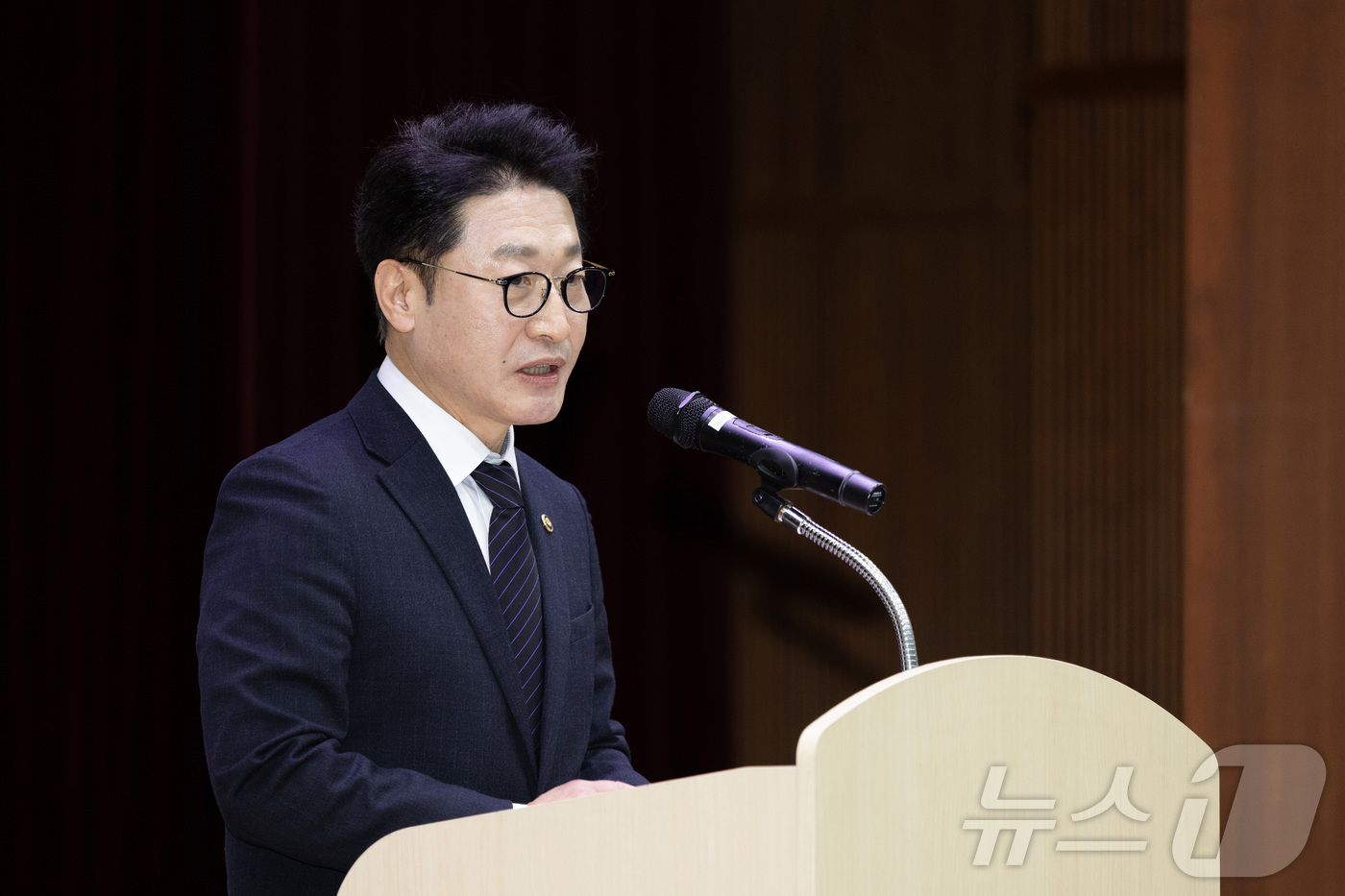 (서울=뉴스1) = 이호현 기후에너지환경부 2차관이 3일 인천 서구 종합환경연구단지에서 열린 한국환경공단 창립 16주년 기념식에 참석해 축사를 하고 있다. (기후에너지환경부 제공. …