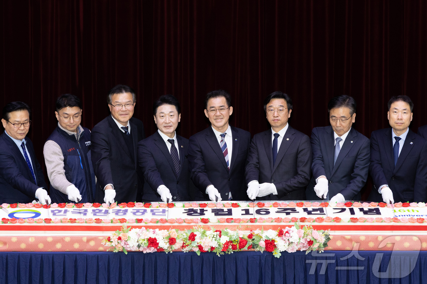 (서울=뉴스1) = 이호현 기후에너지환경부 2차관이 3일 인천 서구 종합환경연구단지에서 열린 한국환경공단 창립 16주년 기념식에 참석해 임상준 한국환경공단 이사장 및 이용우 국회의 …