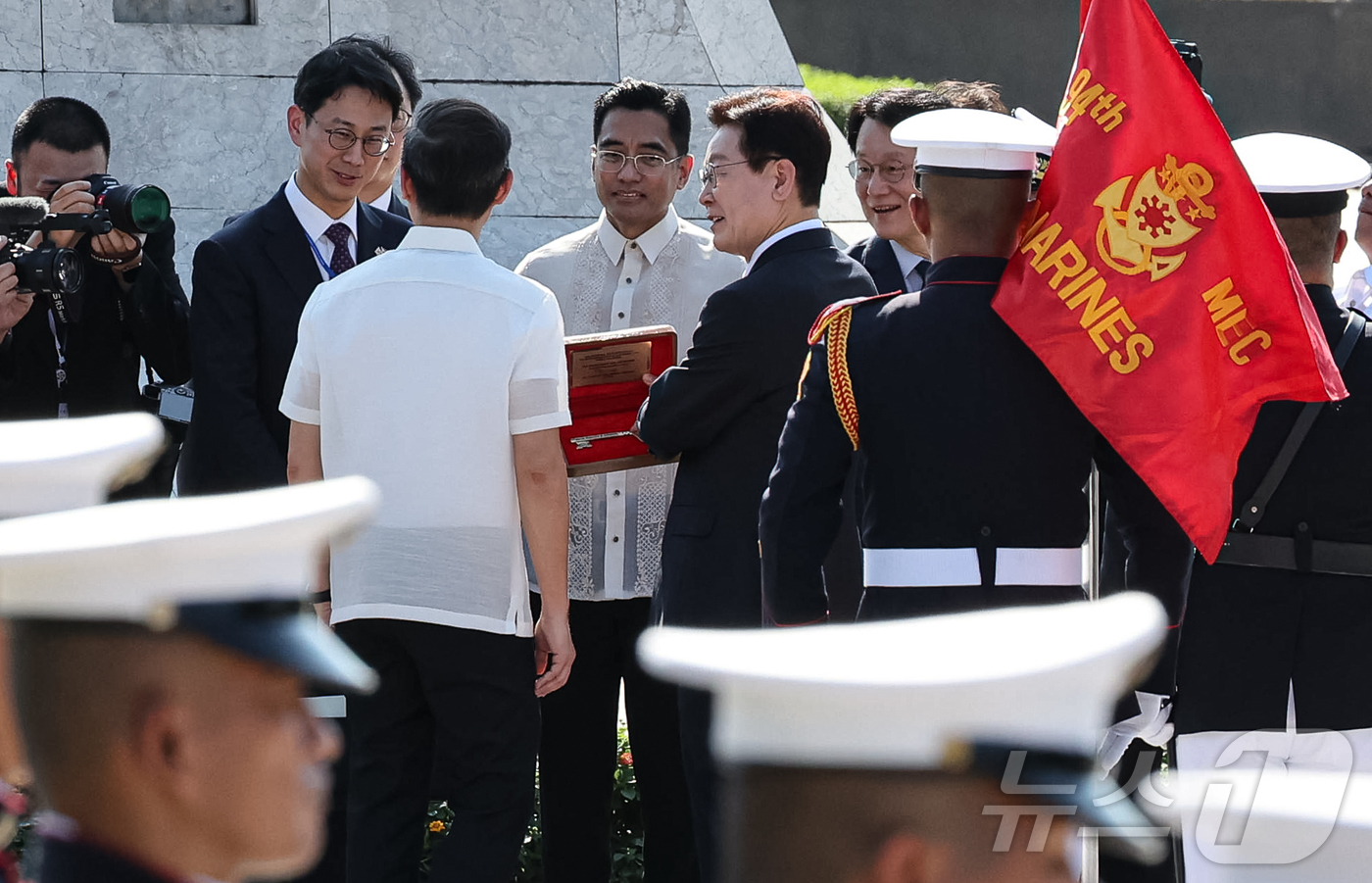 (마닐라(필리핀)=뉴스1) 허경 기자 = 필리핀을 국빈 방문한 이재명 대통령이 3일(현지시간) 필리핀 마닐라 리잘 공원에서 리잘 기념비에 헌화를 마친 후 ‘도시의 열쇠’ 선물을 받 …