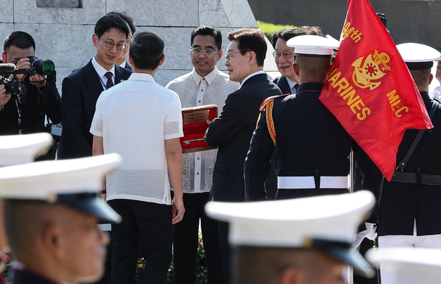 선물 받는 이재명 대통령