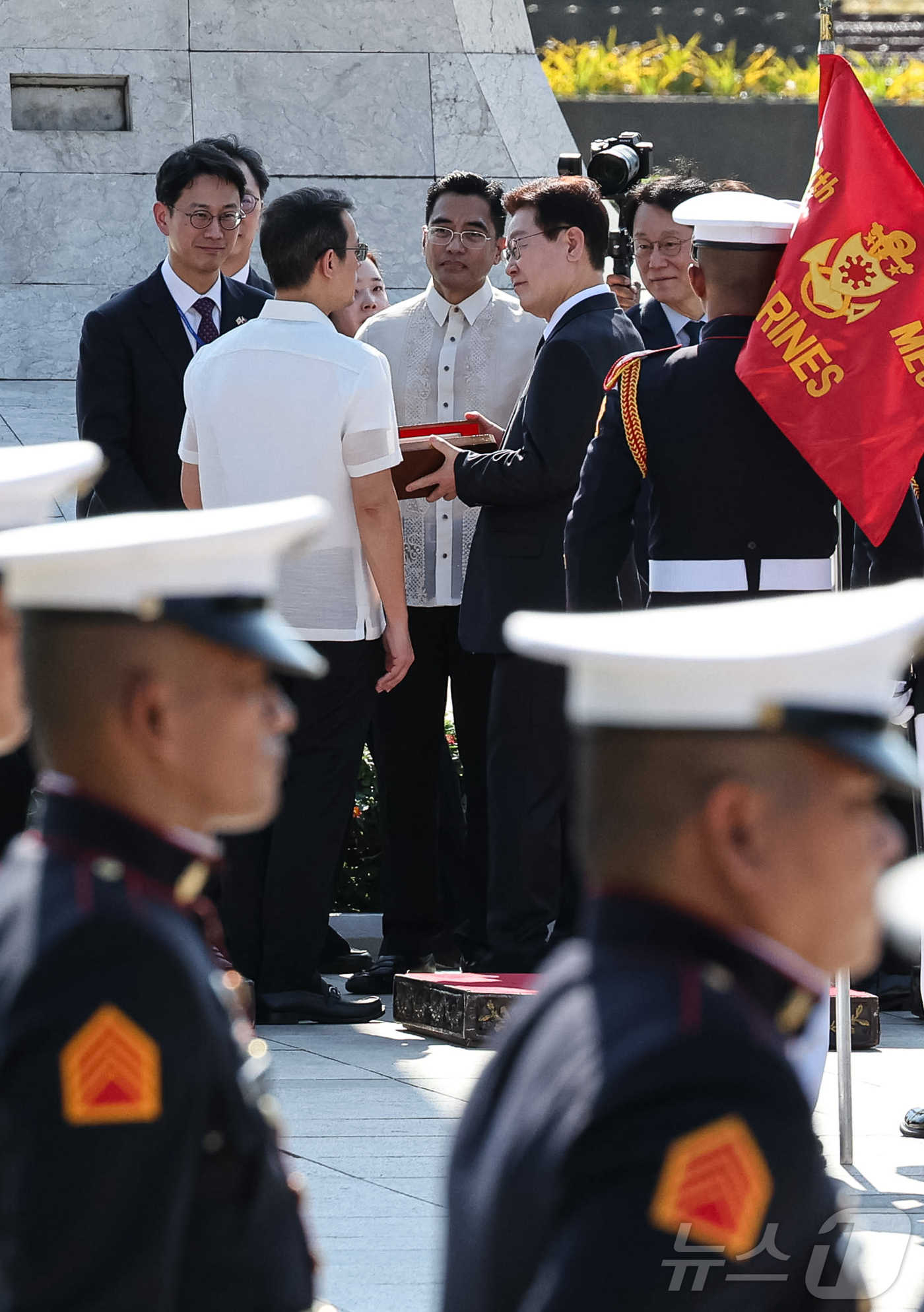 (마닐라(필리핀)=뉴스1) 허경 기자 = 필리핀을 국빈 방문한 이재명 대통령이 3일(현지시간) 필리핀 마닐라 리잘 공원에서 리잘 기념비에 헌화를 마친 후 ‘도시의 열쇠’ 선물을 받 …