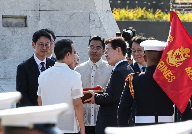 도시의 열쇠 선물 받는 이재명 대통령