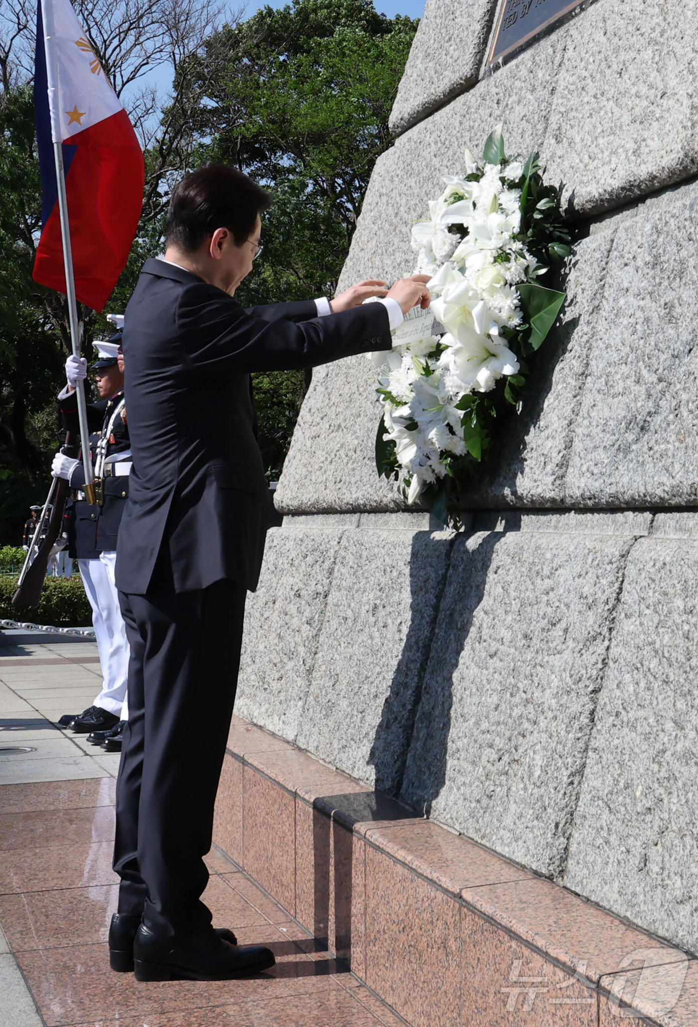 (마닐라(필리핀)=뉴스1) 허경 기자 = 필리핀을 국빈 방문한 이재명 대통령이 3일(현지시간) 필리핀 마닐라 리잘 공원에서 리잘 기념비에 헌화하고 있다. 2026.3.3/뉴스1