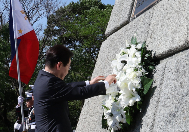 리잘 기념비에 헌화하는 이재명 대통령