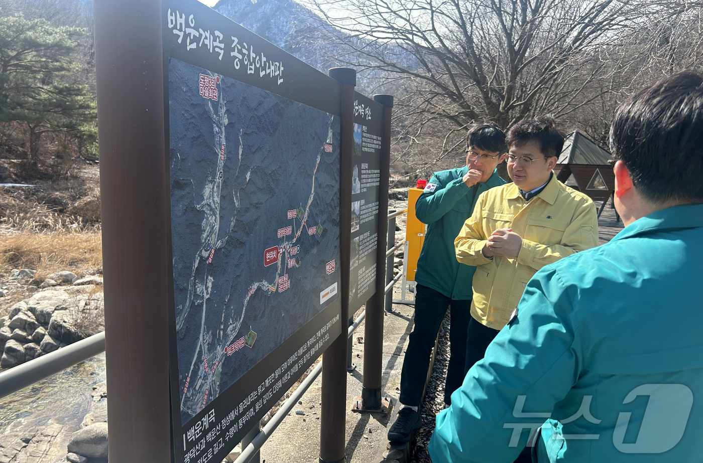 (서울=뉴스1) = 김용균 행정안전부 자연재난실장(가운데)이 3일 경기도 포천시 백운계곡을 방문해 불법 점용시설(천막, 평상 등) 실태 및 정비 현황을 점검하고 있다.(행정안전부 …