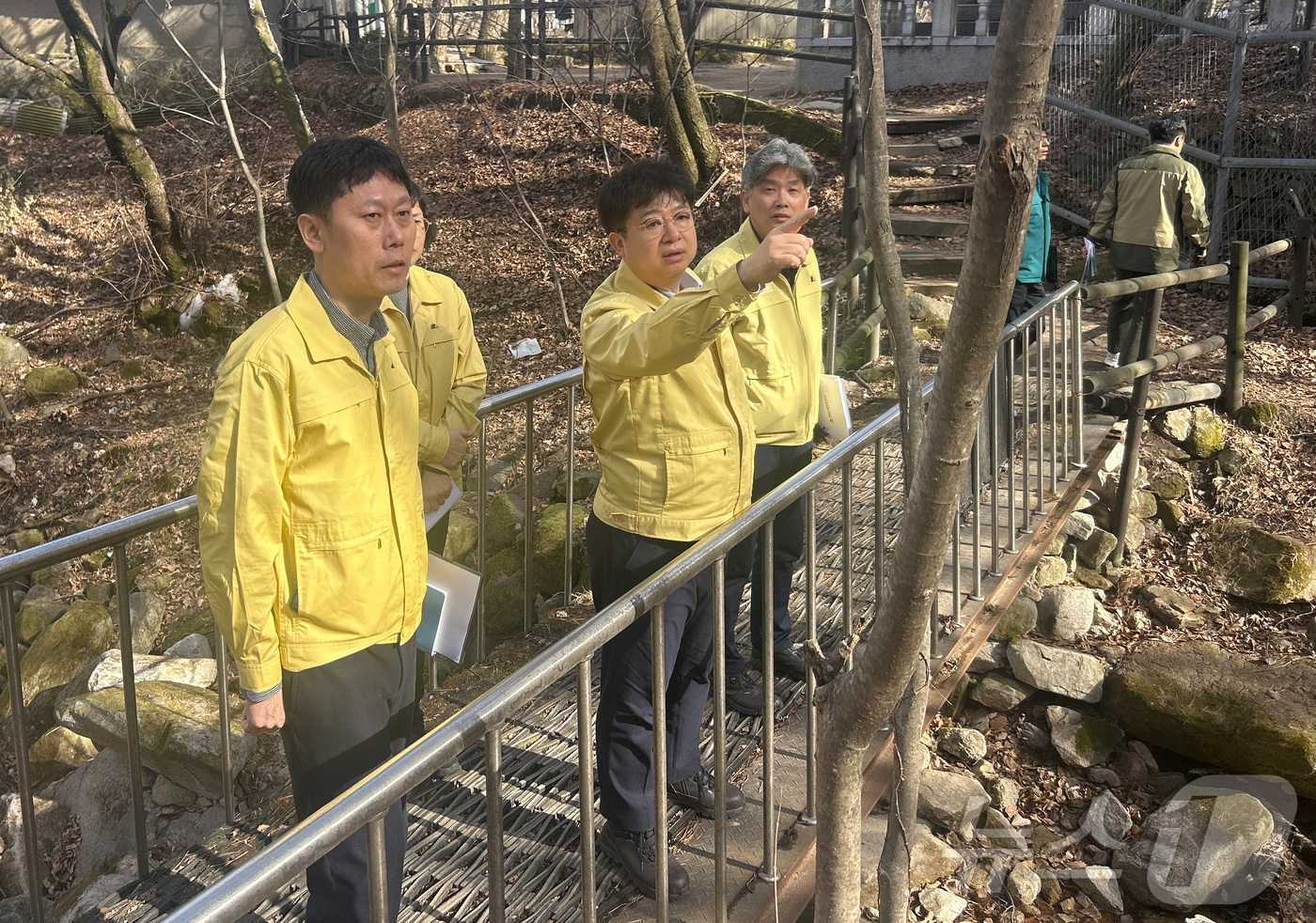 (서울=뉴스1) = 김용균 행정안전부 자연재난실장(가운데)이 3일 서울시 강북구 수유계곡을 방문해 불법 점용시설(천막, 평상 등) 실태 및 정비 현황을 점검하고 있다.(행정안전부 …