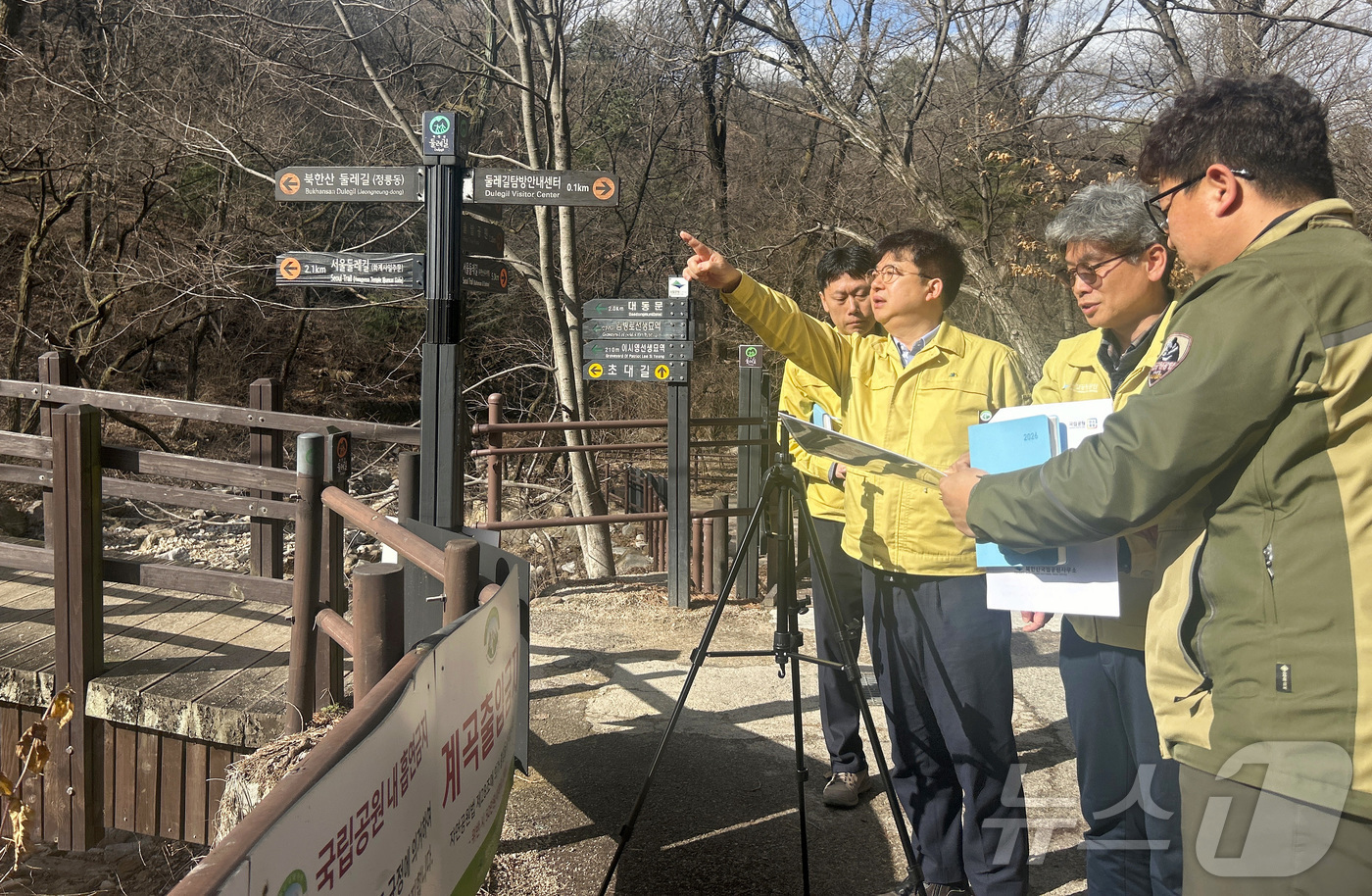 (서울=뉴스1) = 김용균 행정안전부 자연재난실장(왼쪽 두번째)이 3일 서울시 강북구 수유계곡을 방문해 불법 점용시설(천막, 평상 등) 실태 및 정비 현황을 점검하고 있다.(행정안 …