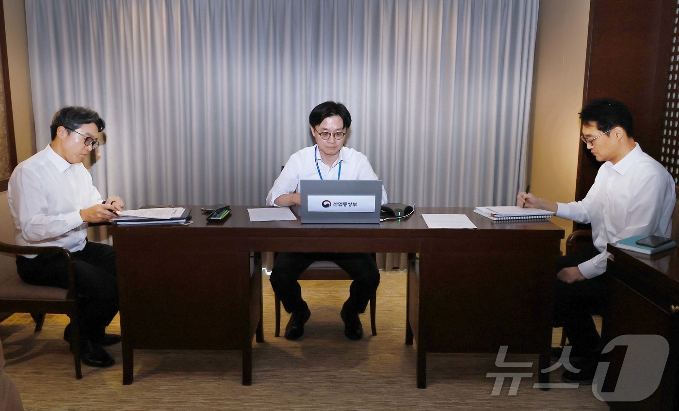 (서울=뉴스1) = 김정관 산업통상부 장관이 3일(현지시간) 필리핀 더 마닐라호텔에서 화상으로 열린 제3차 중동상황 실물경제 점검회의를 주재하고 있다. (산업통상부 제공. 재판매 …