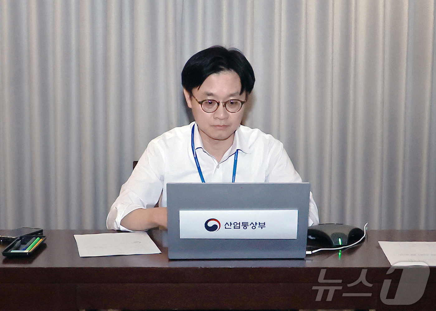 (서울=뉴스1) = 김정관 산업통상부 장관이 3일(현지시간) 필리핀 더 마닐라호텔에서 화상으로 열린 제3차 중동상황 실물경제 점검회의를 주재하고 있다. (산업통상부 제공. 재판매 …