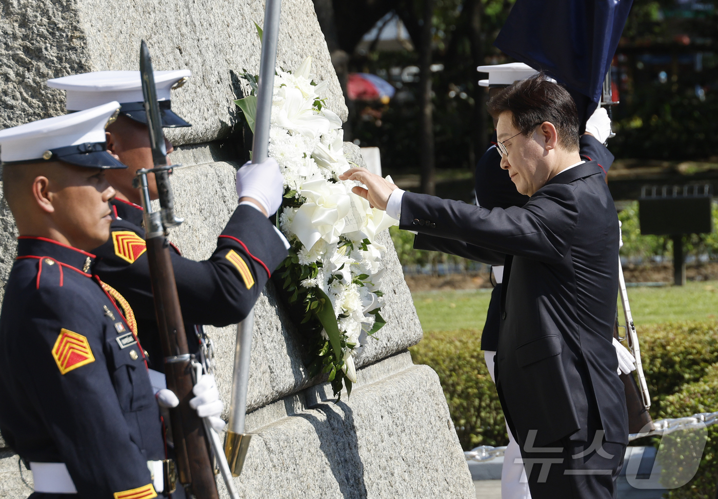 (마닐라(필리핀)=뉴스1) 허경 기자 = 필리핀을 국빈 방문한 이재명 대통령이 3일(현지시간) 필리핀 마닐라 리잘 공원에서 리잘 기념비에 헌화하고 있다. 2026.3.3/뉴스1