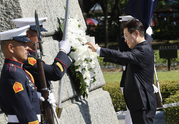 리잘 기념비에 헌화하는 이재명 대통령