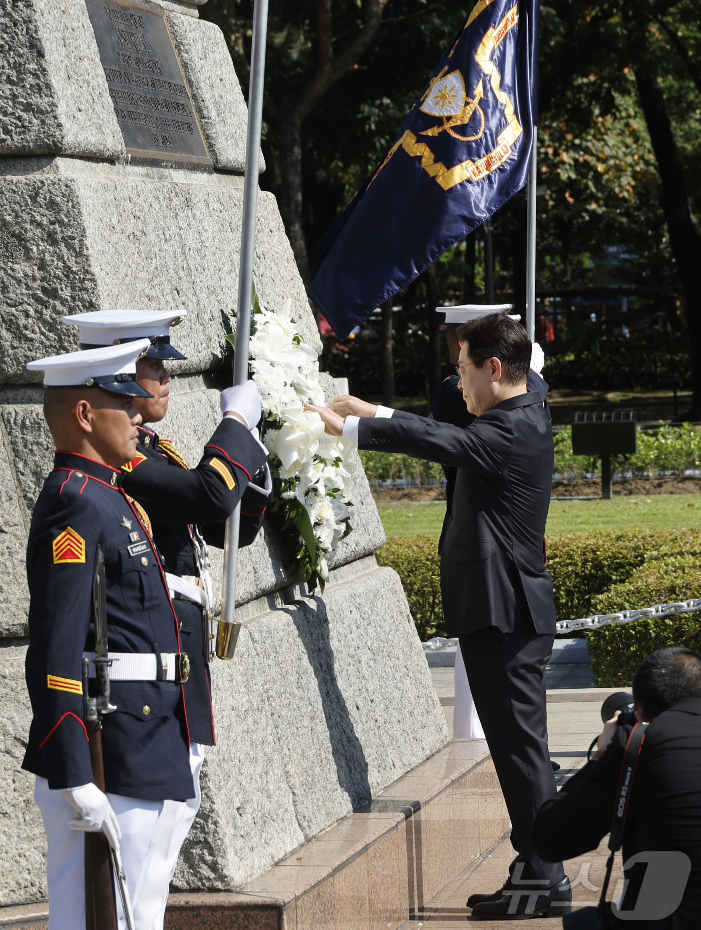 (마닐라(필리핀)=뉴스1) 허경 기자 = 필리핀을 국빈 방문한 이재명 대통령이 3일(현지시간) 필리핀 마닐라 리잘 공원에서 리잘 기념비에 헌화하고 있다. 2026.3.3/뉴스1