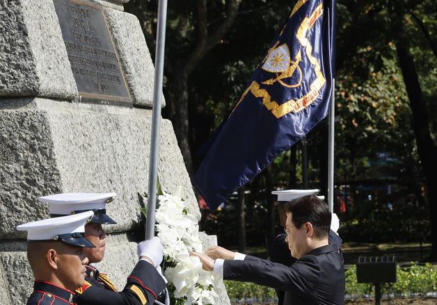 리잘 기념비에 헌화하는 이재명 대통령