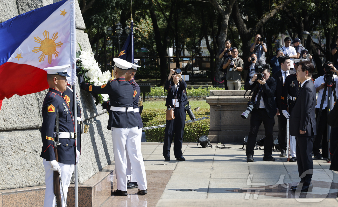 (마닐라(필리핀)=뉴스1) 허경 기자 = 필리핀을 국빈 방문한 이재명 대통령이 3일(현지시간) 필리핀 마닐라 리잘 공원에서 리잘 기념비에 헌화하고 있다. 2026.3.3/뉴스1