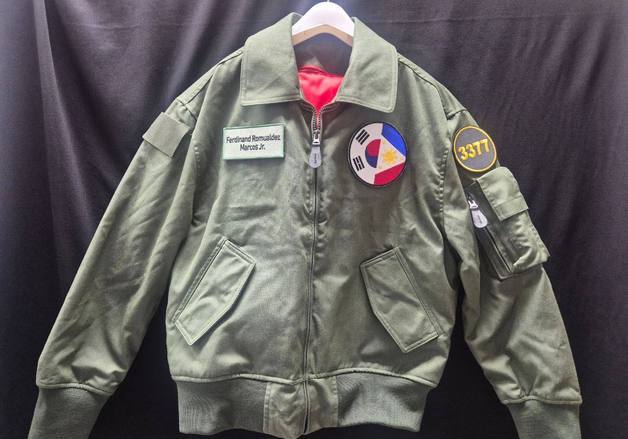 李대통령, 필리핀 대통령에 '공군 점퍼·금 거북선' 선물…만찬서 전달