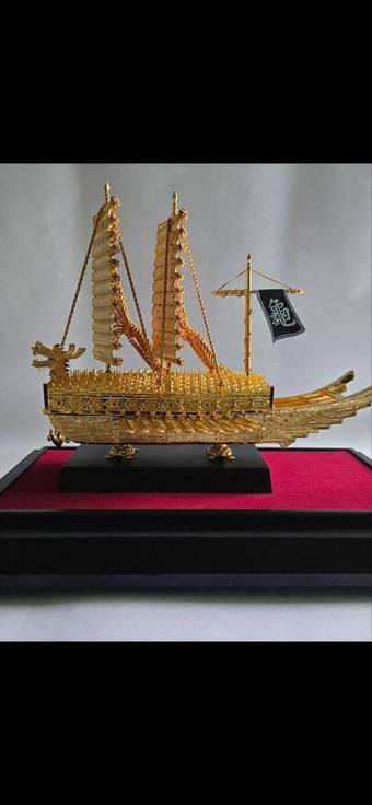 본문 이미지 - 금거북선 모형. (청와대 제공)