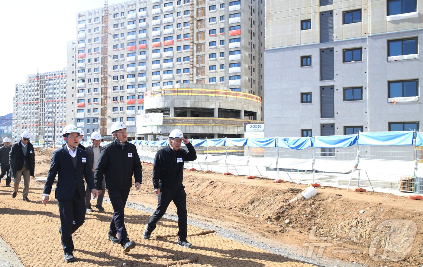 본문 이미지 - 김이탁 국토교통부 1차관(가운데)이 지난달 3일 오후 인천계양 및 부천대장 공공주택지구를 방문해 3기 신도시 첫 입주 준비, 해빙기 안전관리, 사업 속도 제고방안 등을 종합 점검 하고 있다. (국토교통부 제공. 재판매 및 DB 금지) 2026.3.3 ⓒ 뉴스1