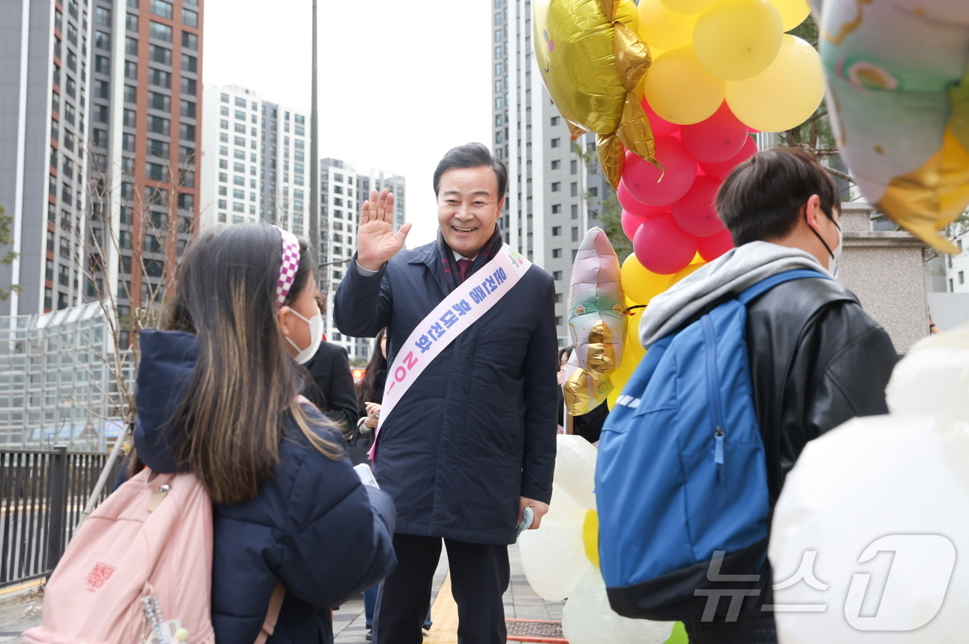 (의왕=뉴스1) 김기현 기자 = 김성제 경기 의왕시장이 3일 의왕푸른초등학교 개교맞이 행사에 참석해 학생들에게 인사를 건네고 있다. (의왕시 제공. 재판매 및 DB 금지) 2026 …