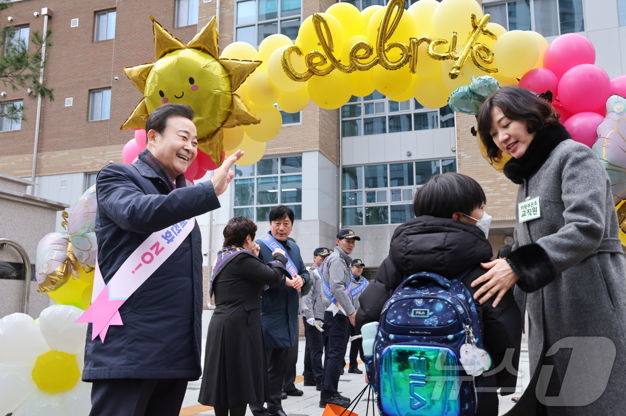 (의왕=뉴스1) 김기현 기자 = 김성제 경기 의왕시장이 3일 의왕푸른초등학교 개교맞이 행사에 참석해 학생들에게 인사를 건네고 있다. (의왕시 제공. 재판매 및 DB 금지) 2026 …