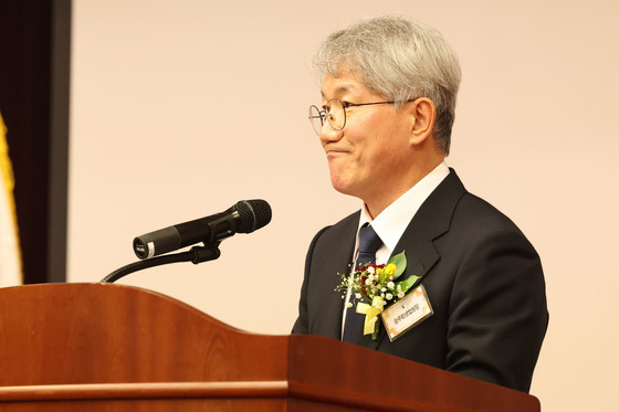 미소 짓는 김성주 초대 광주회생법원장