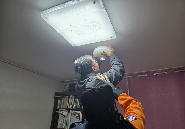 안양소방, '준공 40년 경과' 삼익아파트 자동확산소화기 설치 지원