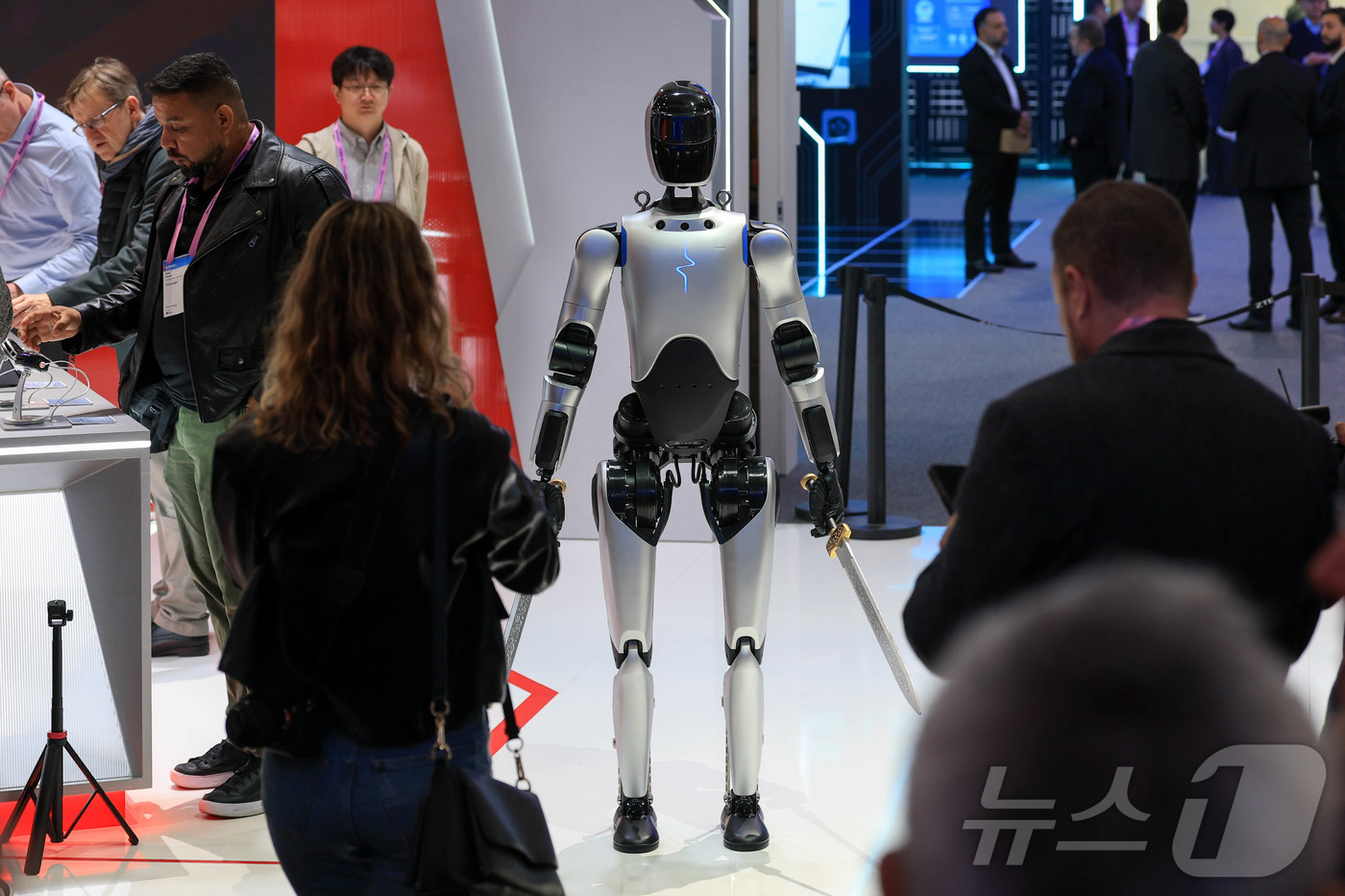 (바르셀로나=뉴스1) 사진공동취재단 = 3일(현지시간) 스페인 바르셀로나 피라 그란 비아 전시장에서 열린 '모바일 월드 콩그레스(MWC)2026'에서 중국 네트워크 통신장비 업체 …