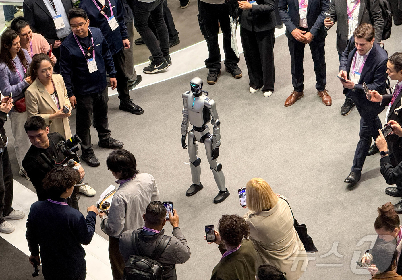 (바르셀로나=뉴스1) 사진공동취재단 = 3일(현지시간) 스페인 바르셀로나 피라 그란 비아 전시장에서 열린 '모바일 월드 콩그레스(MWC)2026'에서 아너의 로봇이 보행 시연을 펼 …