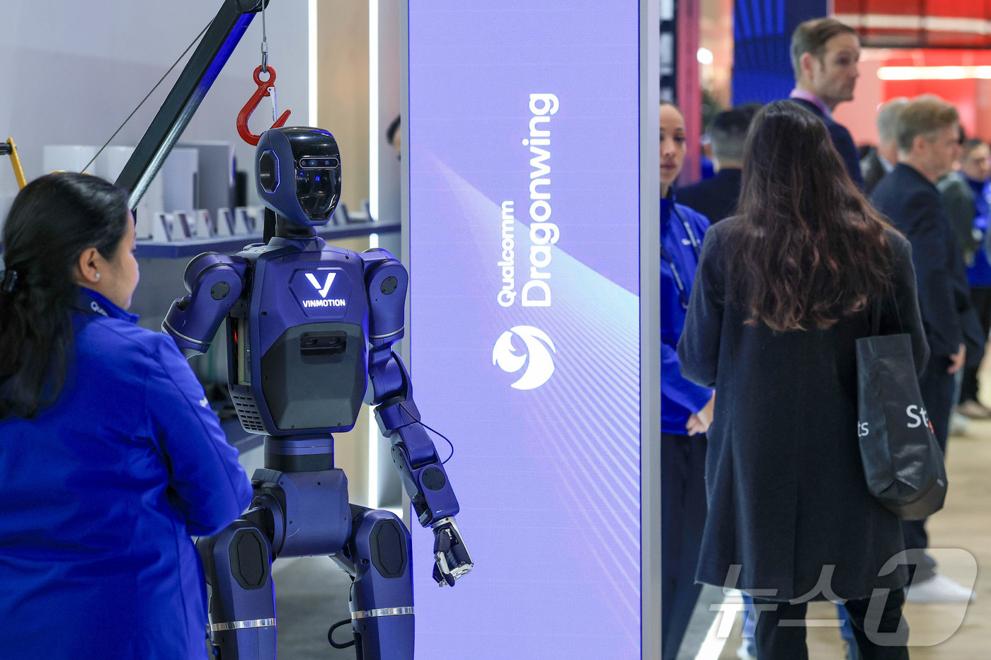 (바르셀로나=뉴스1) 사진공동취재단 = 3일(현지시간) 스페인 바르셀로나 피라 그란 비아 전시장에서 열린 '모바일 월드 콩그레스(MWC)2026' 퀄컴 부스에 로봇이 전시돼 있다. …