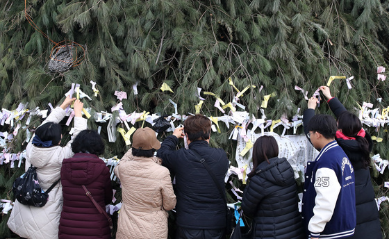 "액운 태울래요"…대구 금호강 둔치서 정월대보름 달집태우기