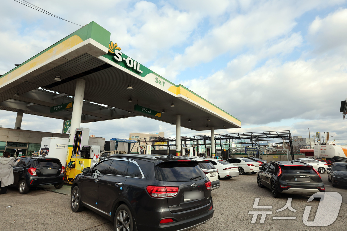 (광주=뉴스1) 박지현 기자 = 광주 평균 휘발유 가격이 ℓ당 1702원까지 오른 3일 광주 서구 치평동의 한 주유소가 주유를 위한 시민들로 가득하다. 2026.3.3/뉴스1