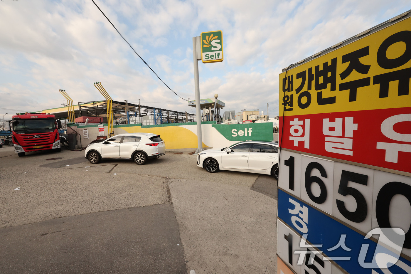 (광주=뉴스1) 박지현 기자 = 광주 평균 휘발유 가격이 ℓ당 1702원까지 오른 3일 광주 서구 치평동의 한 주유소가 주유를 위한 시민들로 가득하다. 2026.3.3/뉴스1