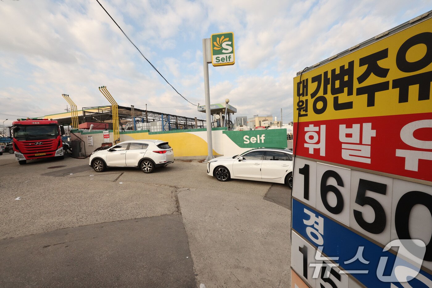 본문 이미지 - 광주 평균 휘발유 가격이 리터당 1702원까지 오른 3일 광주 서구 치평동의 한 주유소가 주유를 위한 시민들로 가득하다. 2026.3.3 ⓒ 뉴스1 박지현 기자