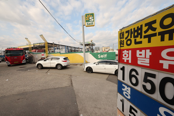 주유소 밖까지 대기행렬