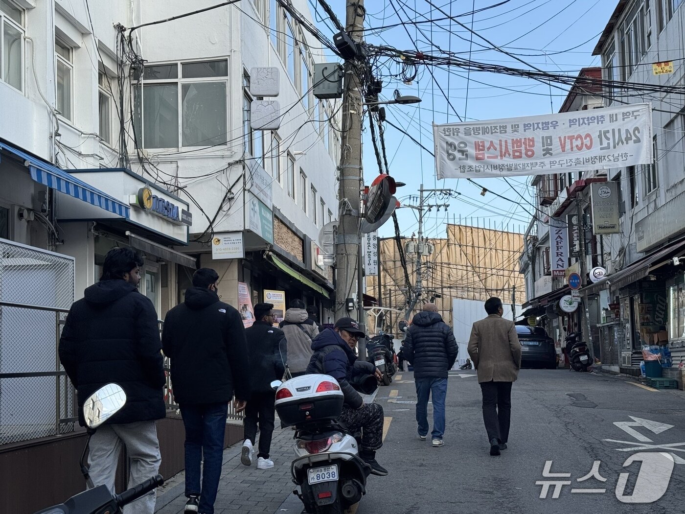 본문 이미지 - 3일 오후 서울 용산구 이태원동 이슬람 거리의 모습. 2026.3.3 ⓒ 뉴스1 권준언 기자