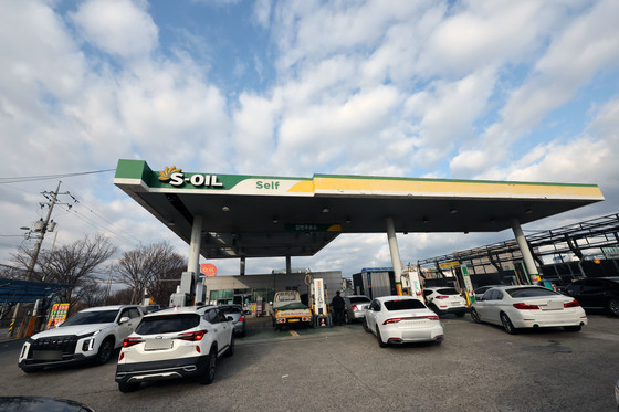붐비는 저렴한 주유소