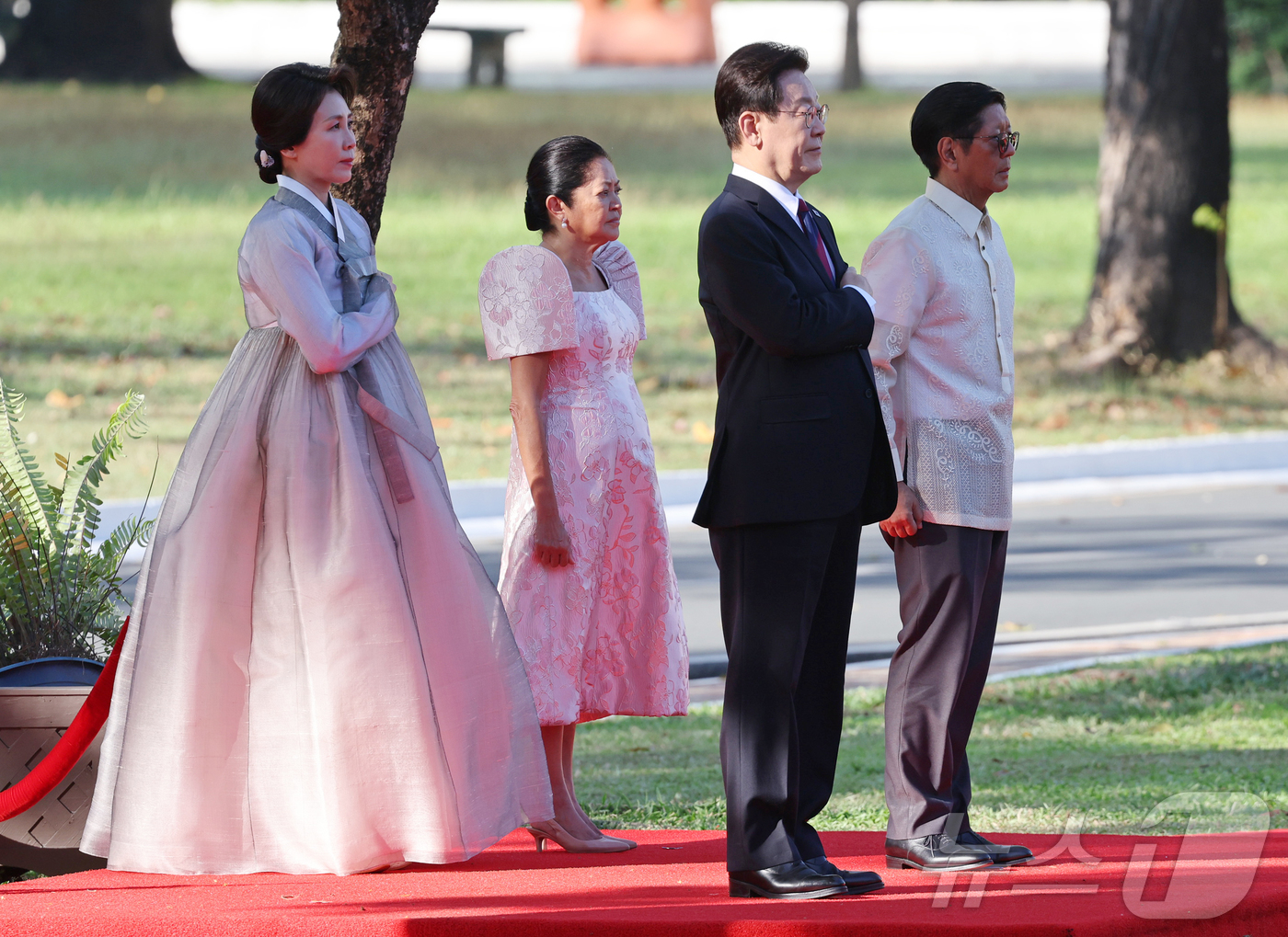 (마닐라(필리핀)=뉴스1) 허경 기자 = 필리핀을 국빈 방문한 이재명 대통령이 3일(현지시간) 필리핀 마닐라 말라카냥궁에서 열린 공식환영식에서 국민의례를 하고 있다. 2026.3. …