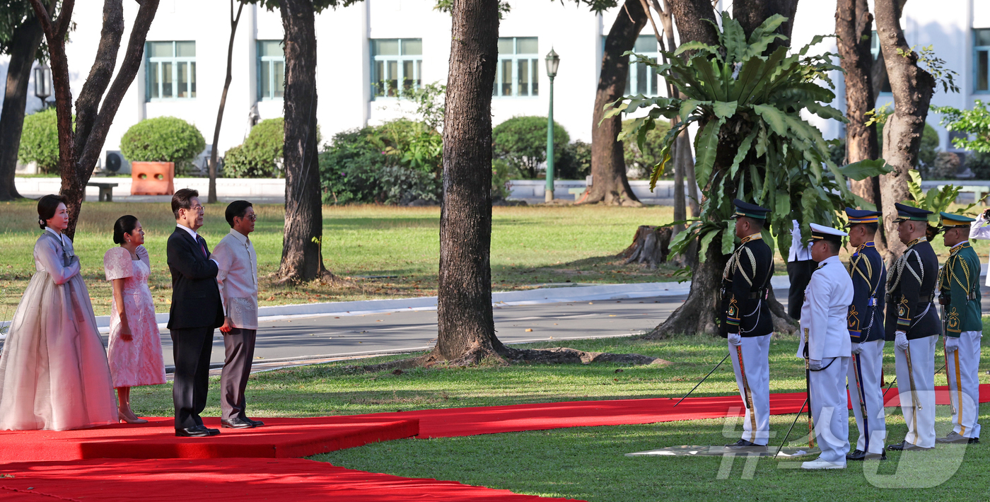 (마닐라(필리핀)=뉴스1) 허경 기자 = 필리핀을 국빈 방문한 이재명 대통령이 3일(현지시간) 필리핀 마닐라 말라카냥궁에서 열린 공식환영식에서 국민의례를 하고 있다. 2026.3. …