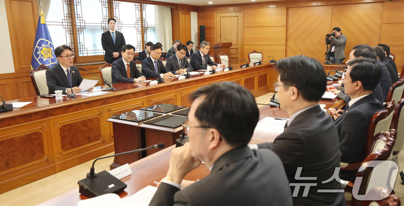 (서울=뉴스1) 임세영 기자 = 김민석 국무총리가 3일 서울 종로구 정부서울청사에서 열린 중동 상황점검 관련 긴급 관계부처회의에서 모두발언을 하고 있다. 2026.3.3/뉴스1