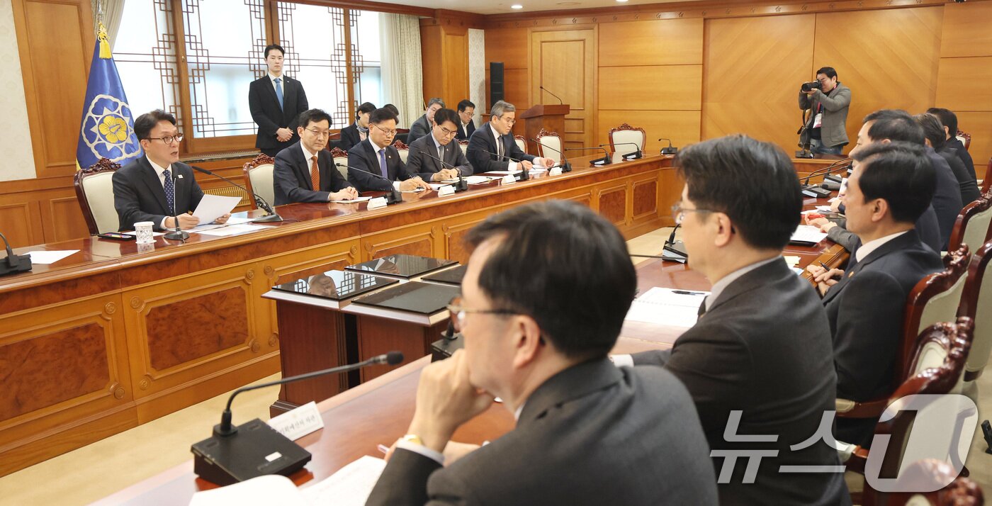 본문 이미지 - 김민석 국무총리가 3일 서울 종로구 정부서울청사에서 열린 중동 상황점검 관련 긴급 관계부처회의에서 모두발언을 하고 있다. 2026.3.3 ⓒ 뉴스1 임세영 기자